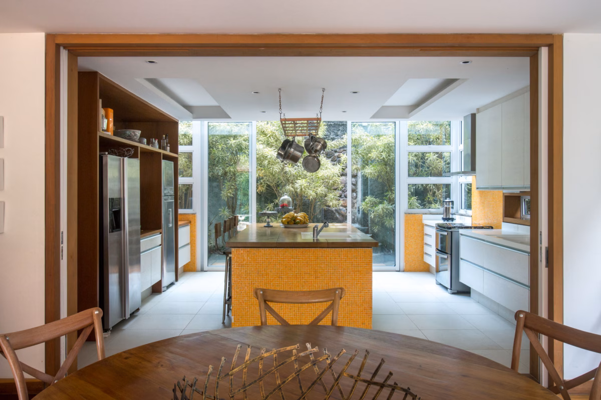 Ilha com Jardim Vertical Incorporado: Natureza e Frescor Dentro de Casa - ideia