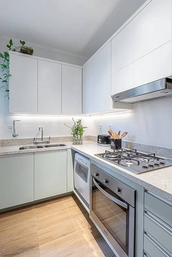 Cozinha em L Monocromática: Elegância Atemporal - inspiração