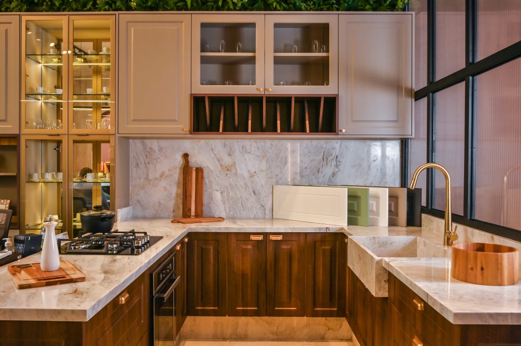 Cozinha Moderna com Texturas Naturais e Cores Terrosas - detalhe