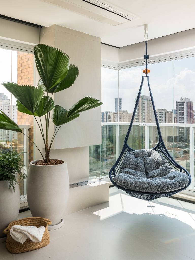 Varanda Boho com Balanço e Almofadas: Relaxamento ao Ar Livre - ideia