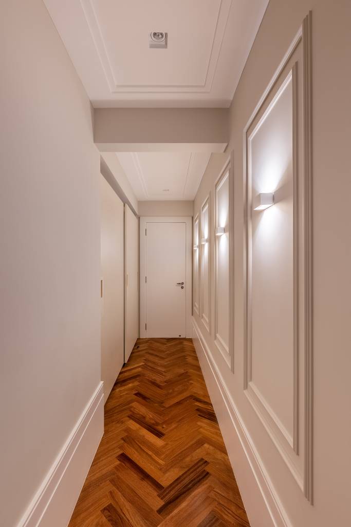 Elegância e Sofisticação: Corredor com Boiseries - detalhe
