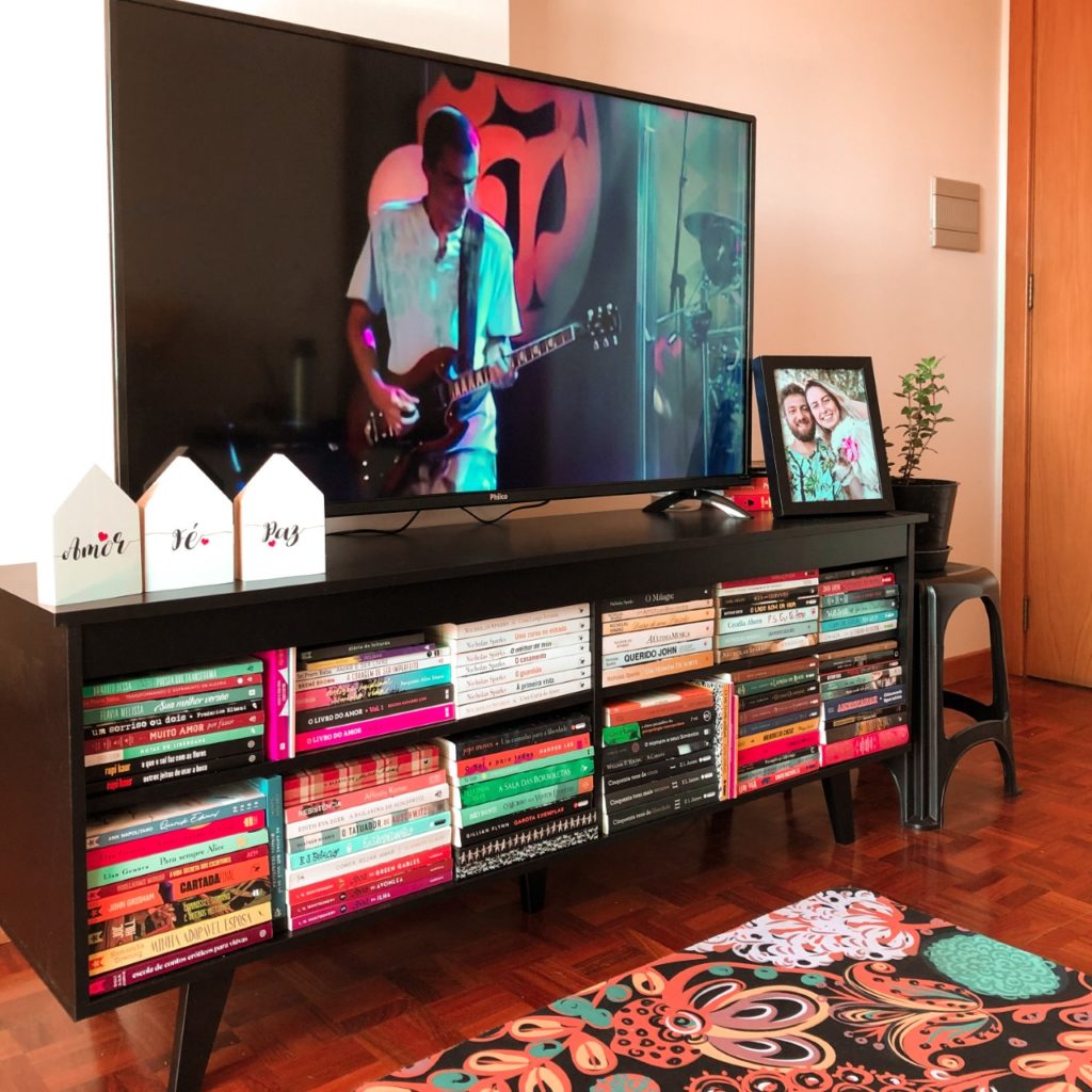 Maximalismo Divertido: Cores Vibrantes e Objetos Inusitados - detalhe