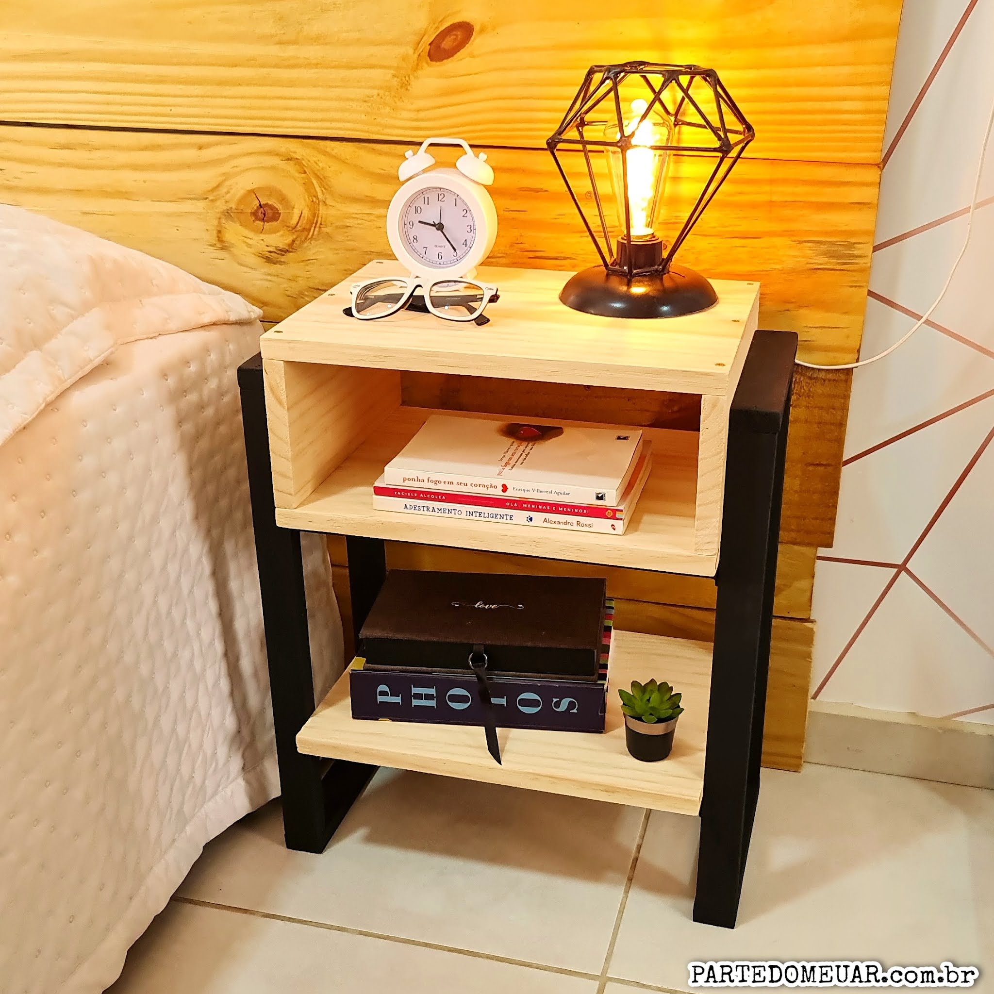 Mesa de Cabeceira com Tecido Estampado: Cores e Texturas Vibrantes - inspiração