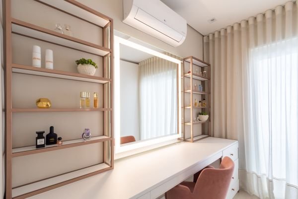 Espelho com Iluminação Embutida: Tecnologia e Sofisticação ao Seu Alcance - detalhe