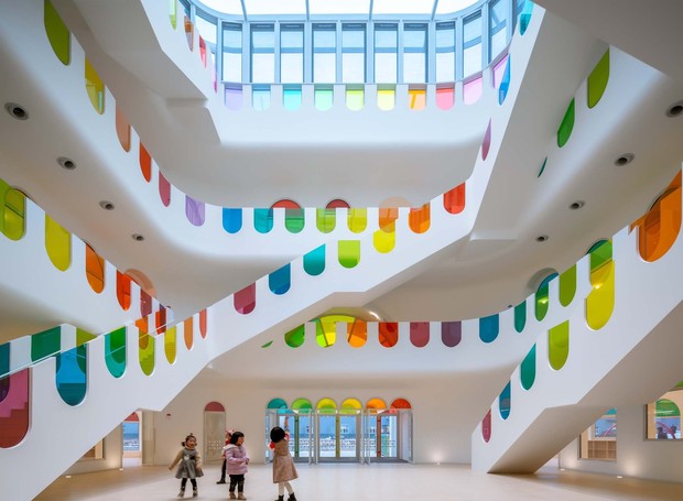 Fachada de Vidro Colorido: Uma Explosão de Personalidade - detalhe