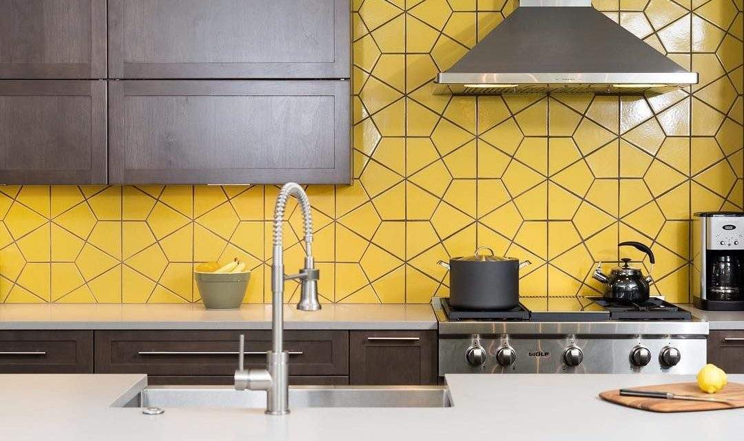 Cozinha Vibrante com Piso em Tons de Azul e Amarelo - detalhe