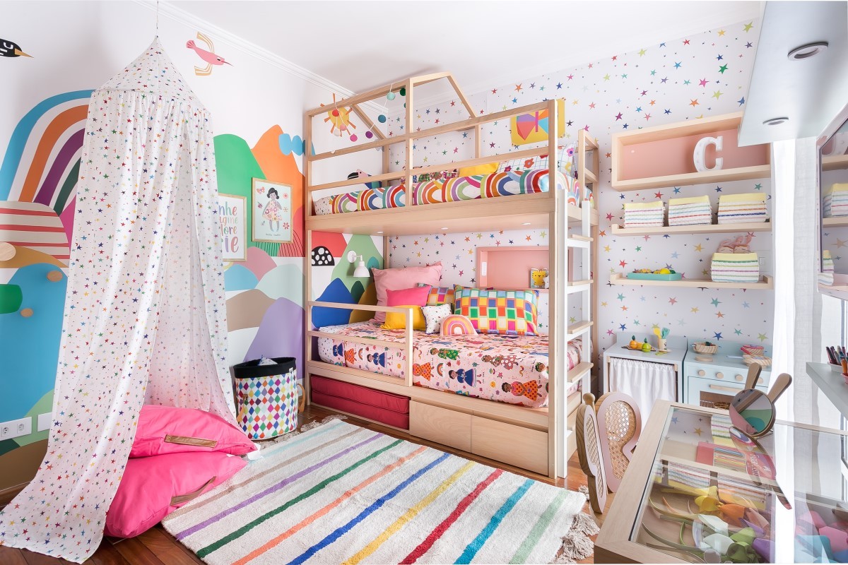 Quarto de Bebê Simples e Divertido: Decoração com Brinquedos e Livros Coloridos - ideia
