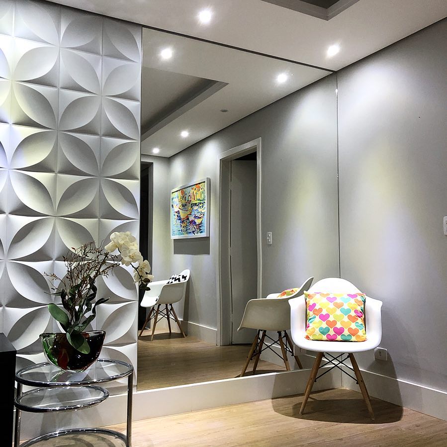 Reflexos Elegantes: Sala de Estar Pequena Decorada com Espelhos e Detalhes Metalizados - ideia