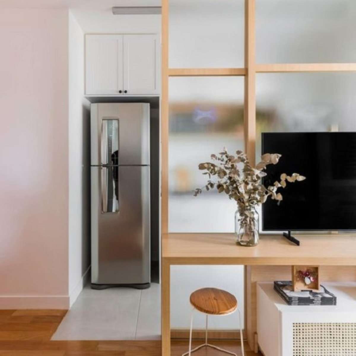 Em Nichos Iluminados para Expor Objetos Decorativos - detalhe