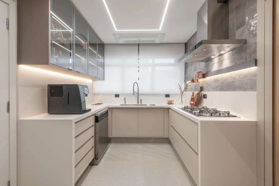 Luz e Charme: Pendentes Modernos na Cozinha Branca - ideia