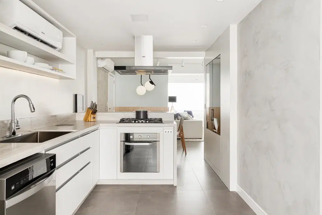 Contraste Sofisticado: Piso Escuro para Cozinha Branca - ideia