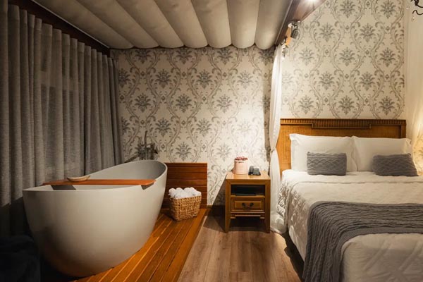 Banheira de Imersão com Toques de Cobre: Elegância e Modernidade - detalhe