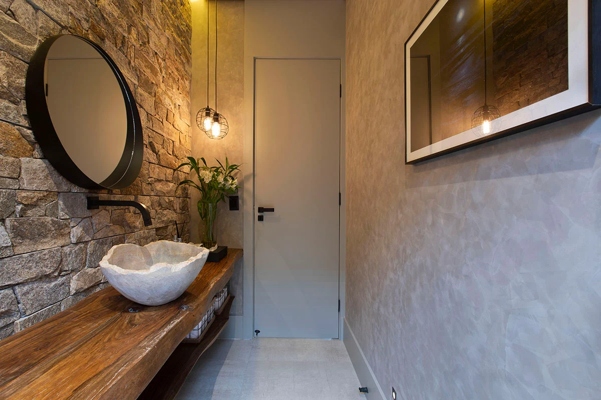 Banheiro Pequeno com Toque Industrial: Cimento Queimado e Detalhes em Preto - ideia