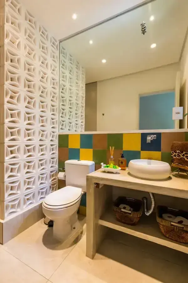 Banheiro Simples com Box Criativo: Adesivos e Texturas que Surpreendem - detalhe