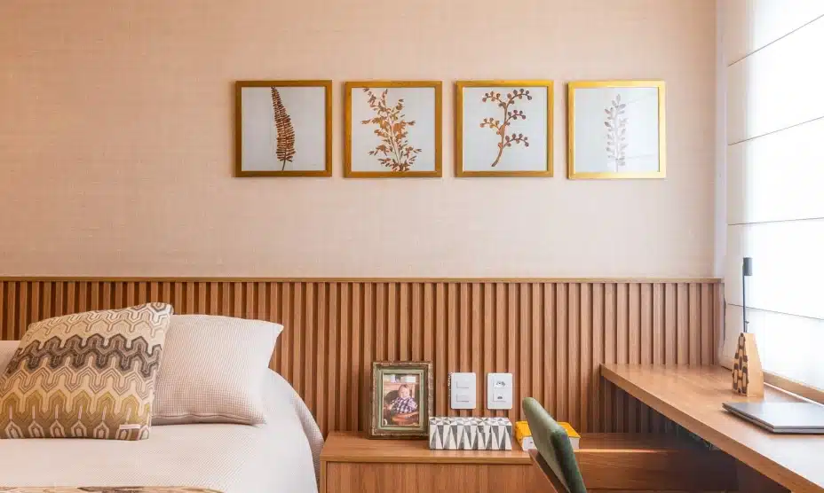 Cabeceira de Madeira Ripada: Textura e Design Contemporâneo - detalhe