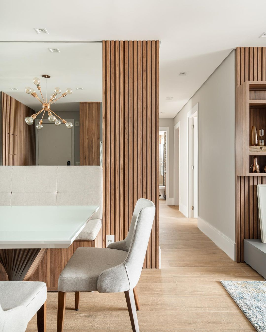 Canto Alemão Minimalista com Banco Linear e Mesa Suspensa - inspiração