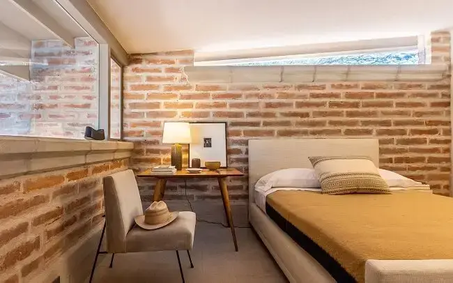 Cozinha de Adobe com Toques de Cor Vibrante - ideia