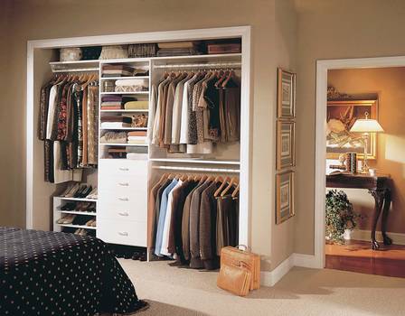 Closet Compacto com Cortinas Estilosas: Charme e Economia! - detalhe
