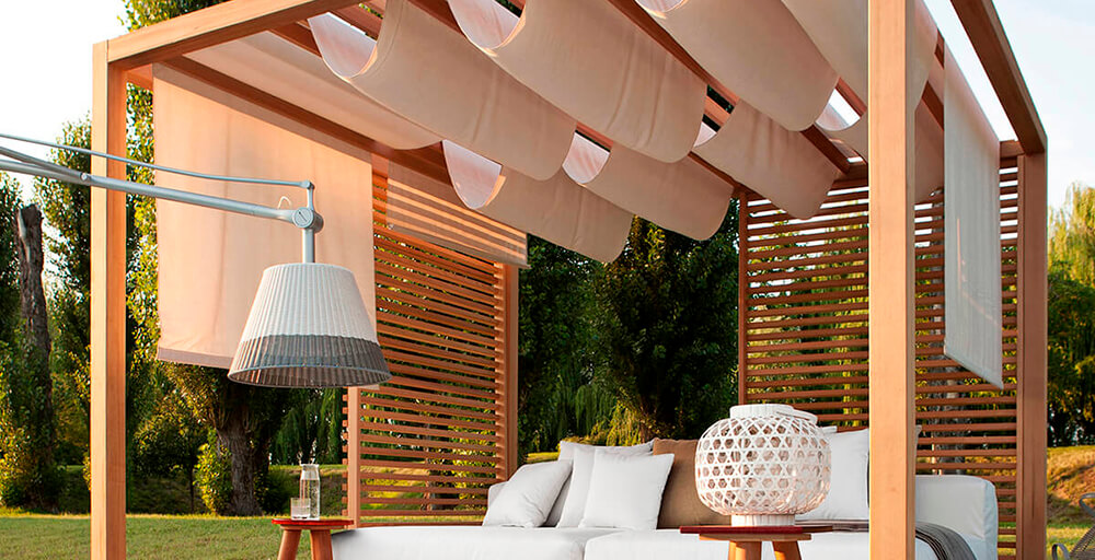 Pergolado Aconchegante com Cortinas de Voile e Luzes - inspiração