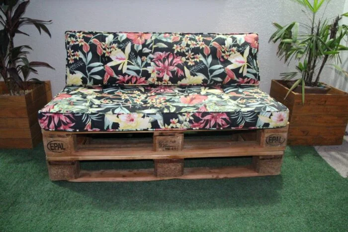 Sofá de Pallet com Estofado Floral: Sustentabilidade e Estilo! - inspiração