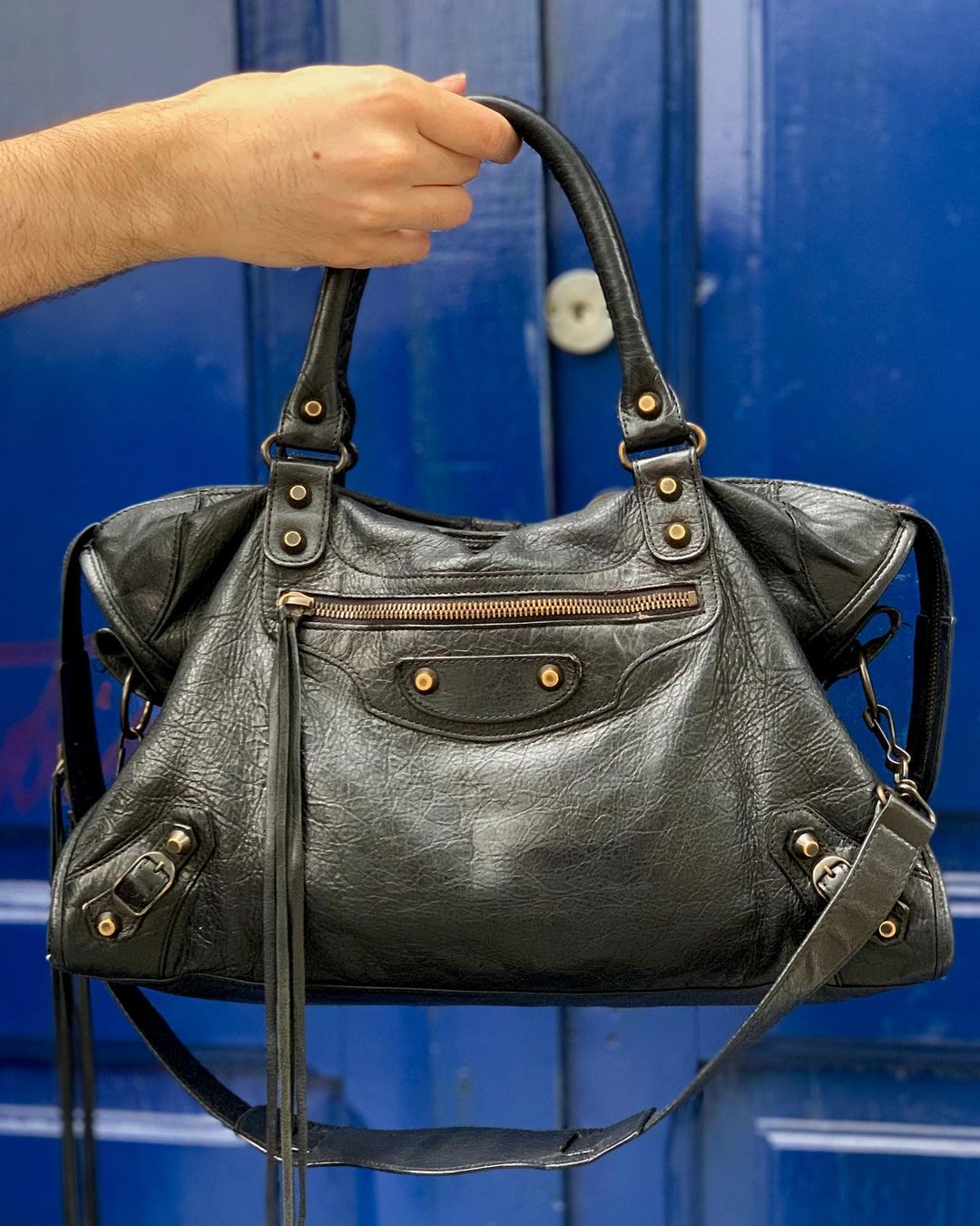 Bolsa de Couro com Acabamento Metalizado: Para Brilhar na Noite - detalhe