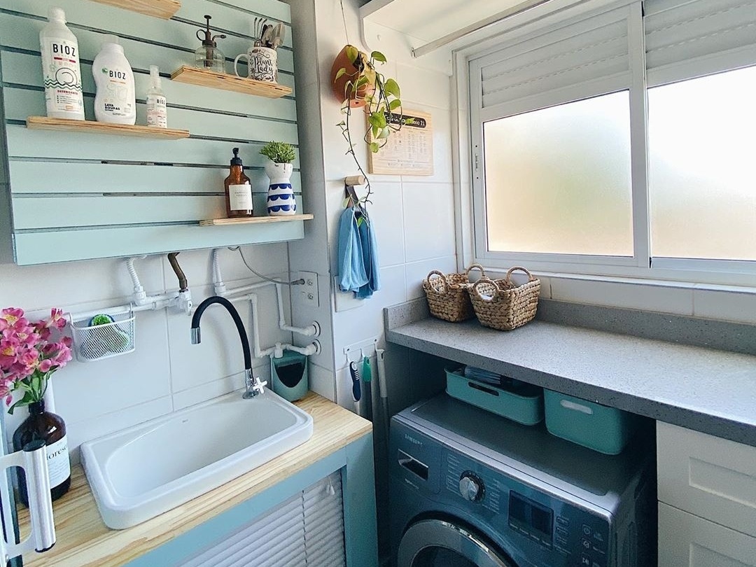 Lavanderia Compacta com Toque Industrial e Tubulação Aparente - detalhe