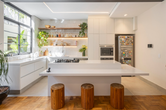 Cozinha Integrada com Ilha Central e Detalhes Industriais - ideia