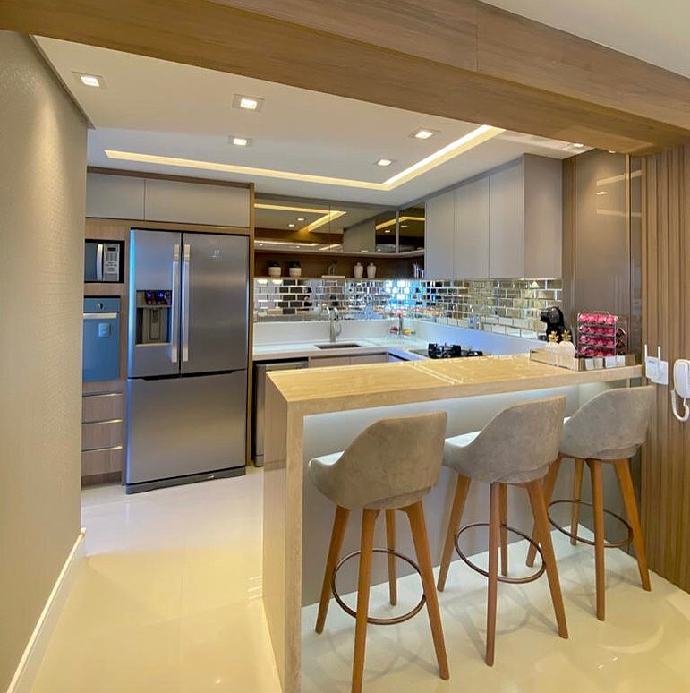 Bancada de Cozinha Americana com Revestimento 3D: Textura e Modernidade - ideia