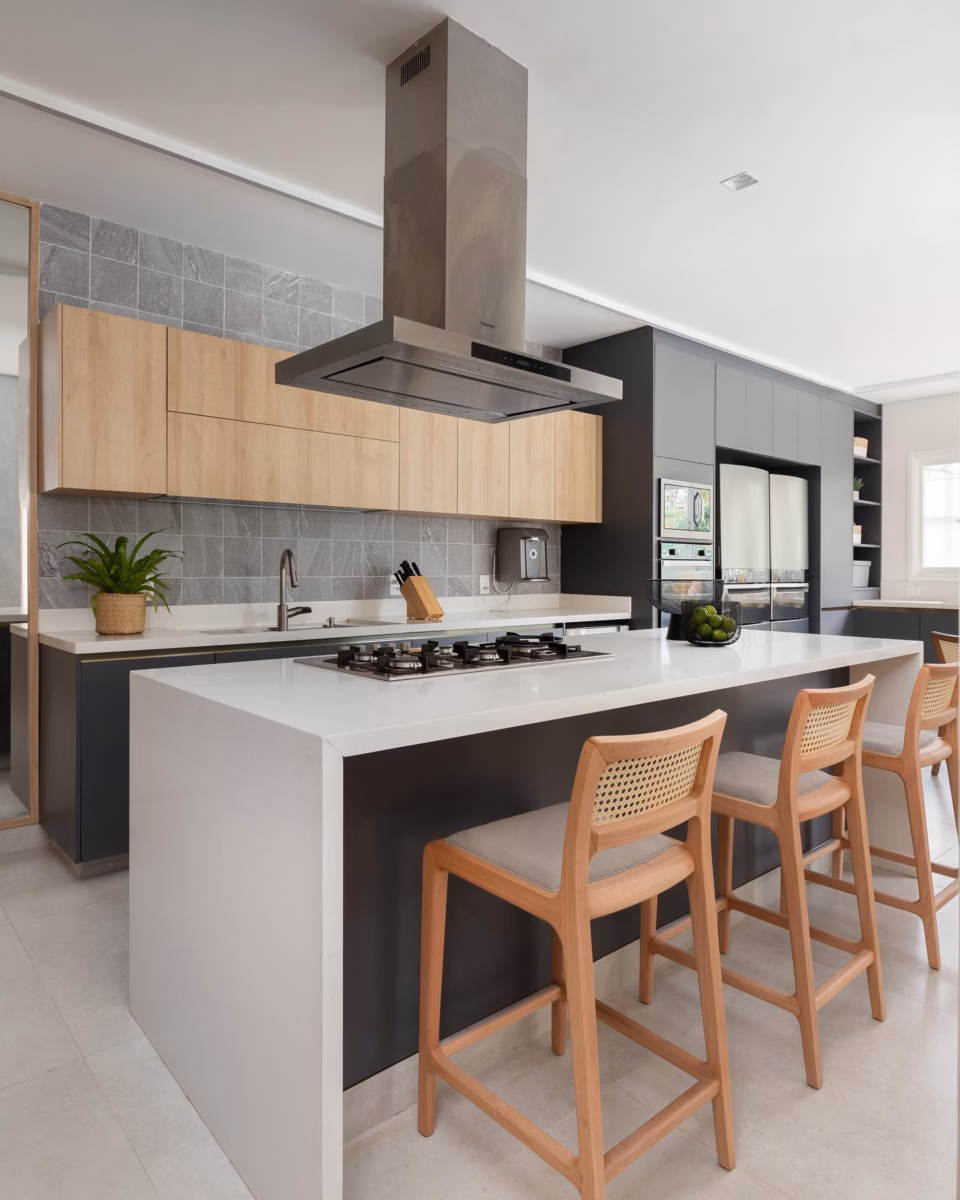 Cozinha Americana Planejada Minimalista com Tons de Cinza e Madeira Clara - detalhe