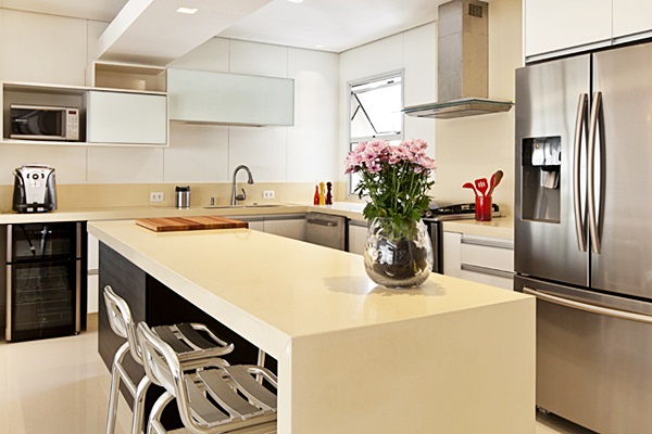 Cozinha Americana Planejada com Ilha Central e Bancada de Quartzo - detalhe