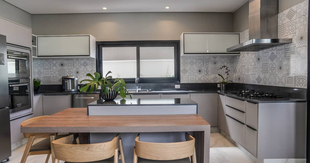 Cozinha Integrada com Ilha Revestida em Ladrilho Hidráulico e Detalhes Coloridos - inspiração