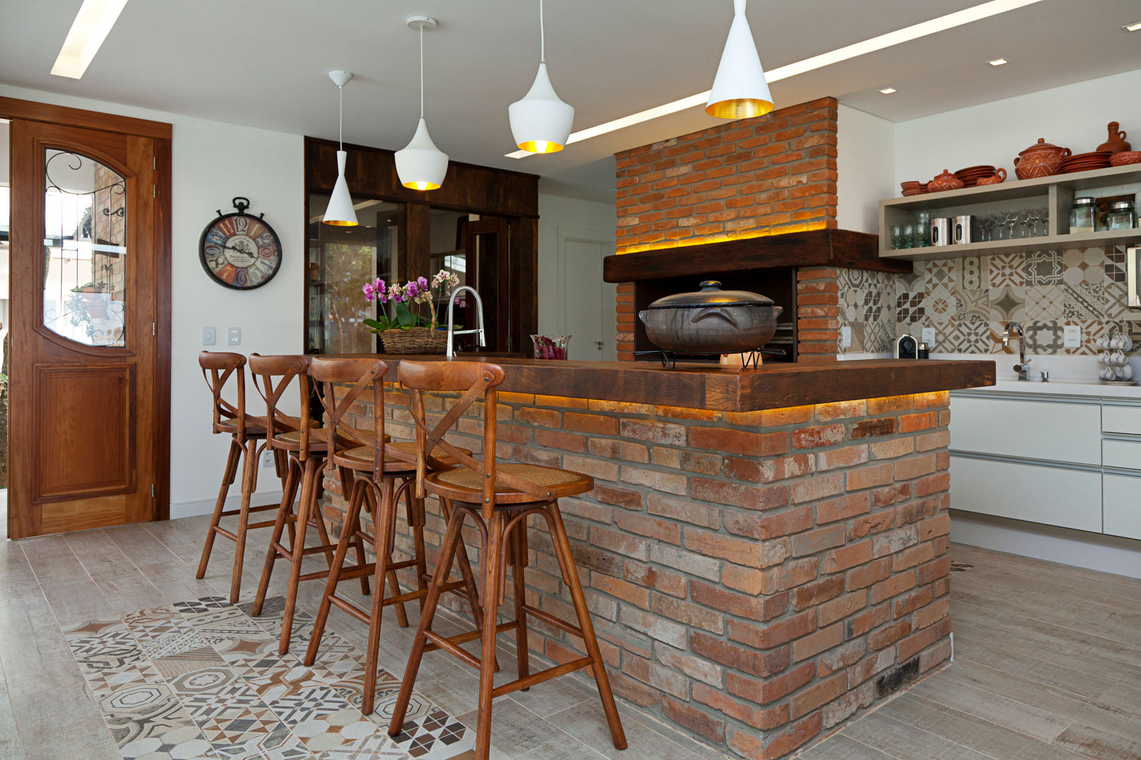 Cozinha com Tijolinho Rústico e Luminárias Pendentes: Luz e Aconchego - inspiração