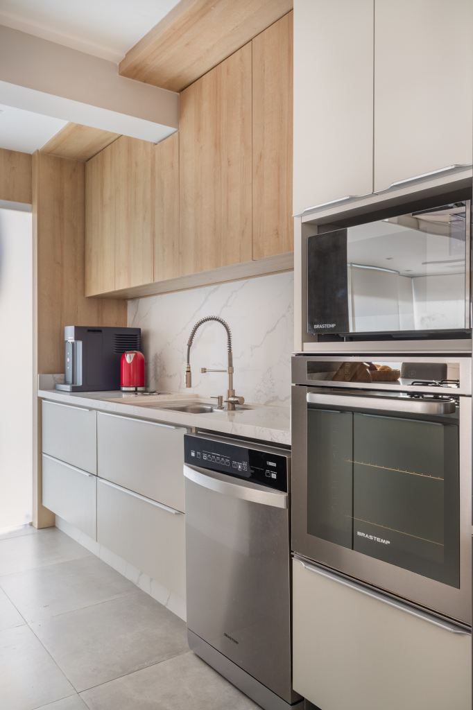 Cozinha Americana com Torre Quente e Nichos Decorativos - ideia