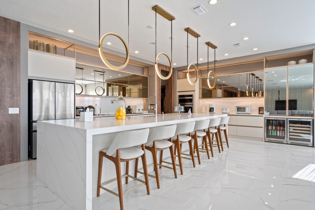 Cozinha Conceito Aberto com Ilha Central: Ponto de Encontro e Elegância - detalhe