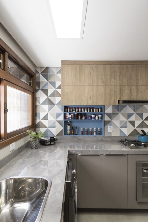 Cozinha em L com Revestimento Metrô: Um Clássico Modernizado - ideia