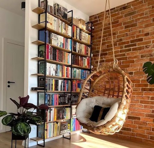 Composição Charmosa com Livros Empilhados e Plantas - ideia
