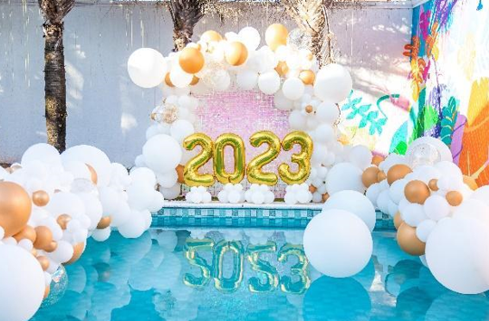 Decoração de Ano Novo com Balões Metalizados e Confetes - ideia