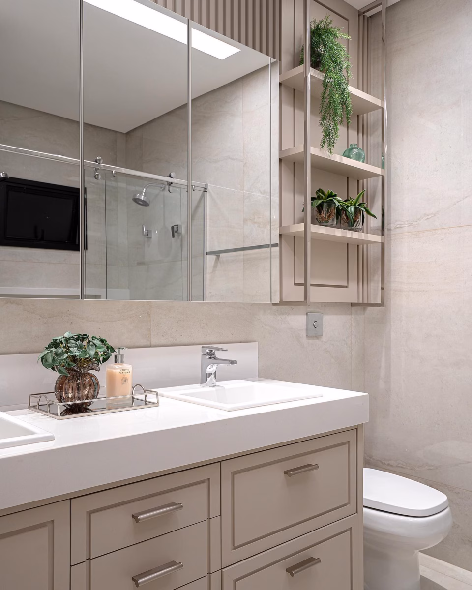 Banheiro Clássico Repaginado com Boiseries e Cores Neutras: Requinte Atemporal - inspiração