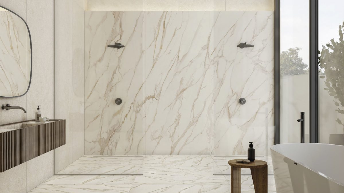 Banheiro Escandinavo: Minimalismo e aconchego com porcelanato claro - ideia