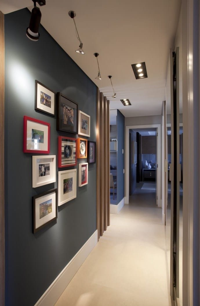 Corredor Aconchegante com Galeria de Fotos P&B e Iluminação Direcional - ideia