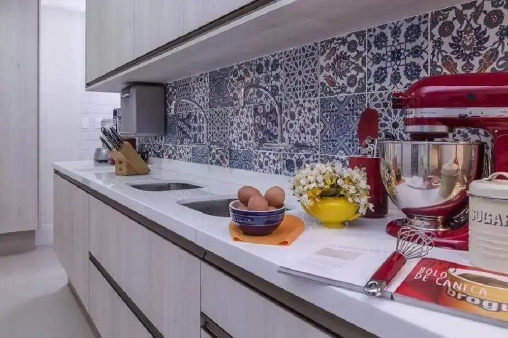 Cozinha com Toque de Cor: Adesivos Quebra-Galho nos Azulejos! - ideia