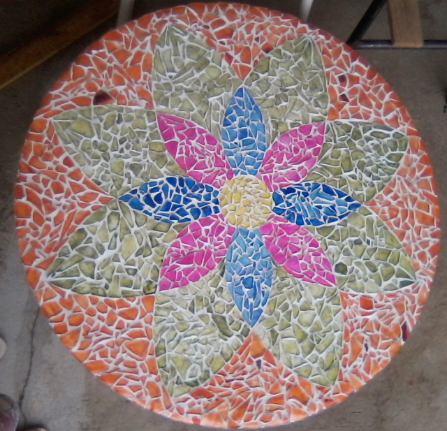 Arte Efêmera: Mosaicos de Cacos de Cerâmica em Caminhos e Muros - ideia