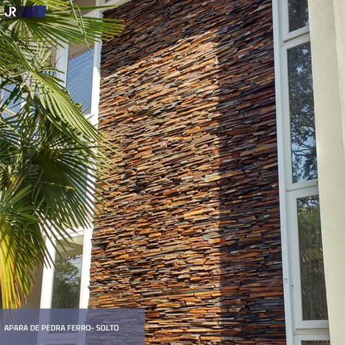 Muro com Revestimento de Pedra Irregular: Elegância Rústica - detalhe