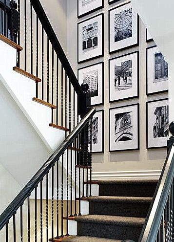 Escada como Galeria de Arte: Quadros e Fotografias que Contam Histórias - ideia