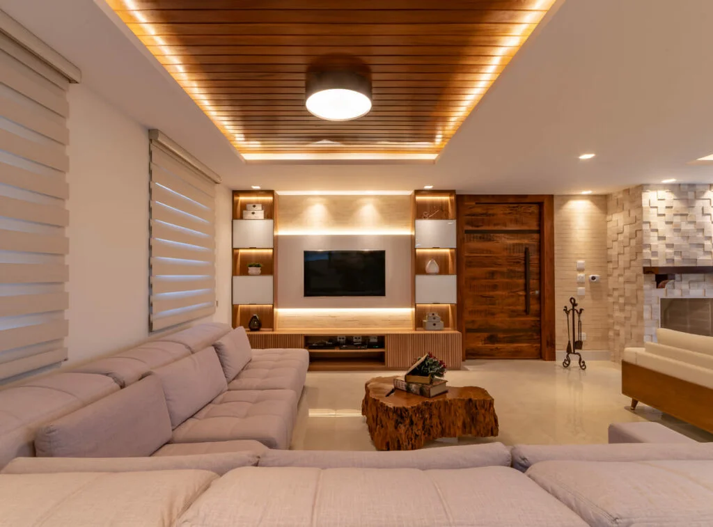 Luz e Sombra: Iluminação Estratégica com Spots e Arandelas - ideia