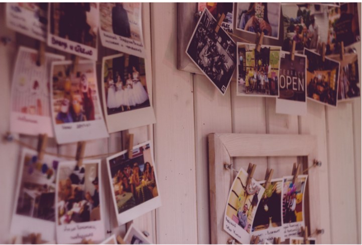 Com Fotos e Lembranças: Uma Parede de Histórias - ideia