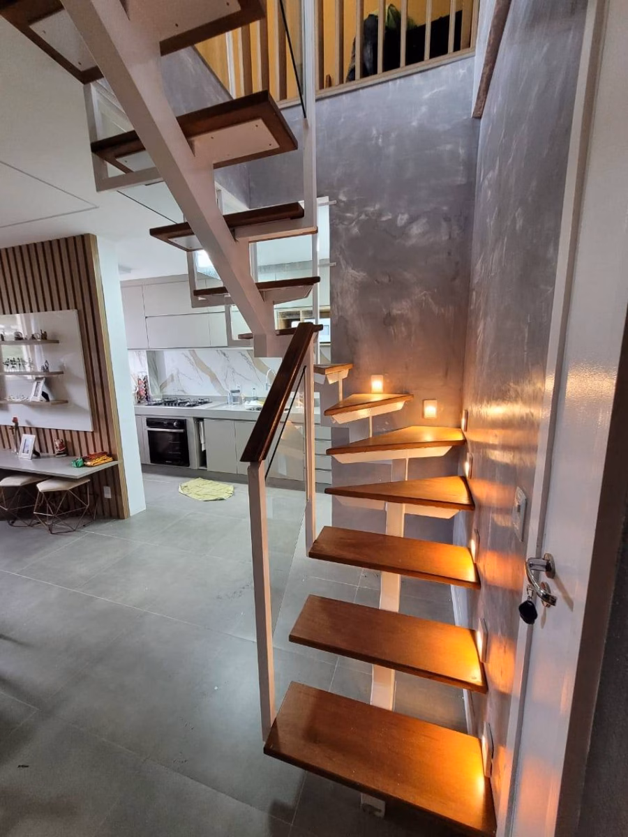 Degraus Flutuantes em Madeira Rústica: Aconchego Natural - ideia