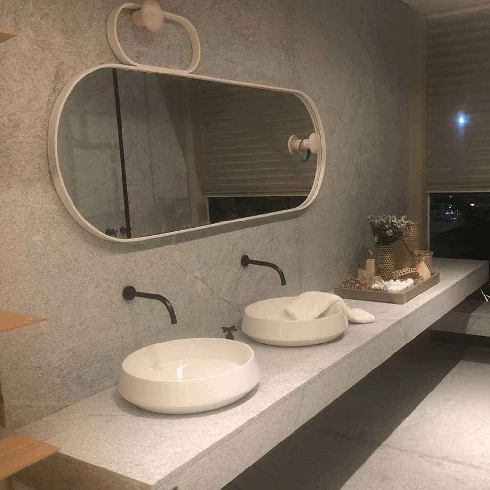 Lavabo Moderno com Cuba Suspensa em Granito Branco Alpha e Metais Dourados - inspiração