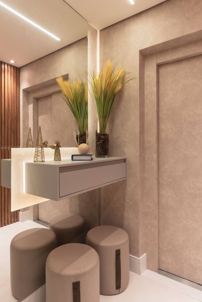 Hall de Entrada Aconchegante com Boiserie - detalhe