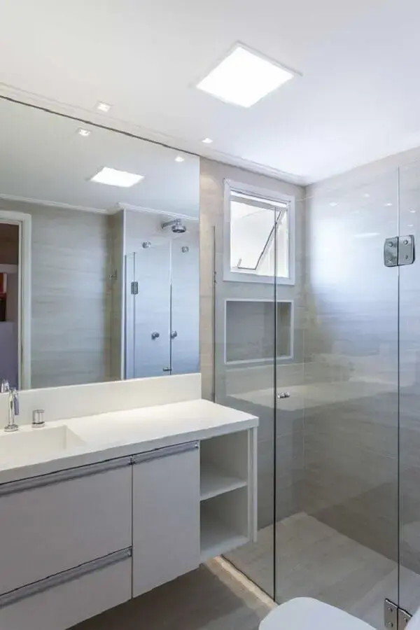 Modernidade Aérea: Plafons Geométricos Suspensos para um Banheiro de Revista - detalhe